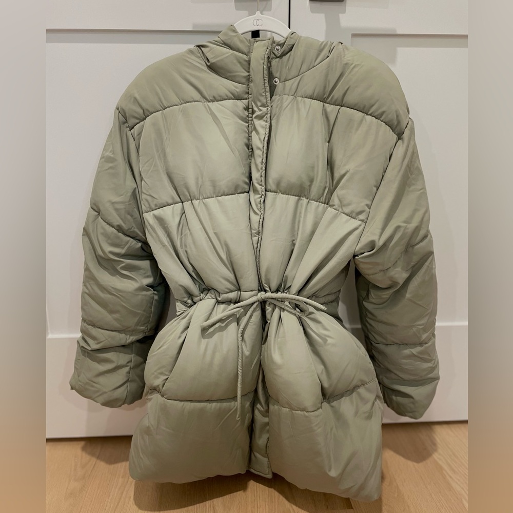 H&M Light Khaki Green Drawstring Waist Puffer Jacket. SIZE M.